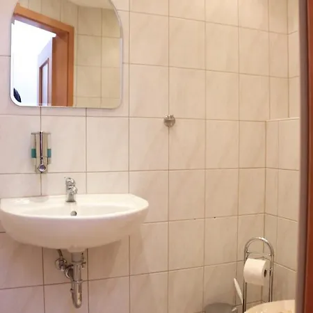 Liebevoll Eingerichtetes Haus Mit Grossem Garten In - Telefonnummer Und Video Unter Www Fhvn De * 德累斯顿